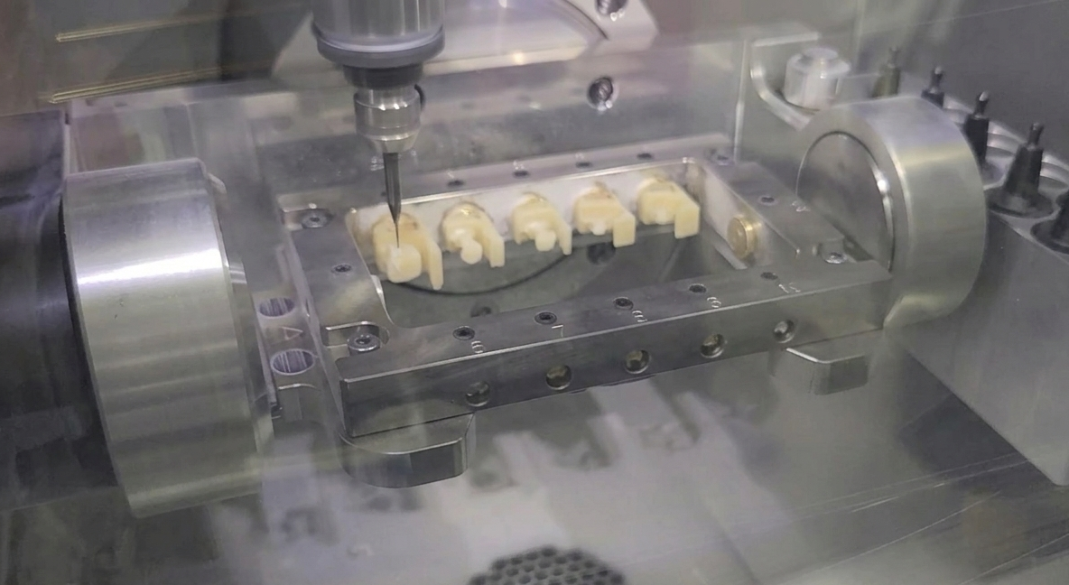 最新鋭のジルコニアミリングマシン